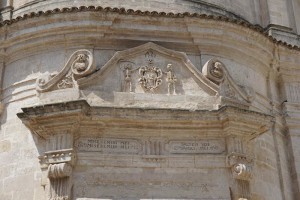 aufbauendes Kirchenportal in Matera